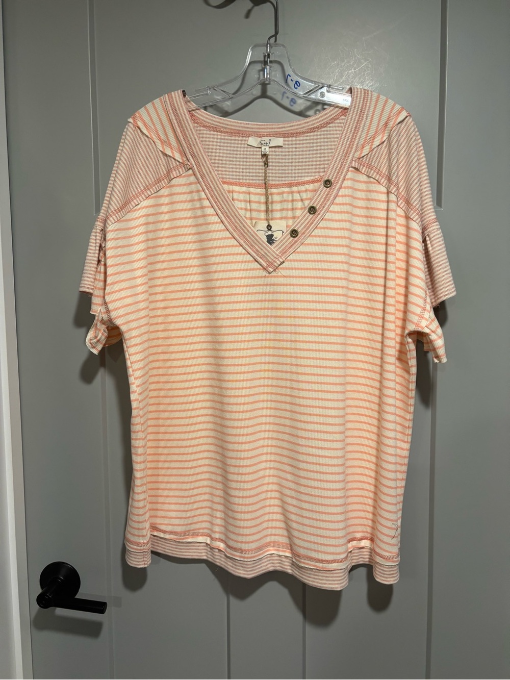easel Peach and Cream Striped V-Neck Short Sleeve Tee fits like L/XL!